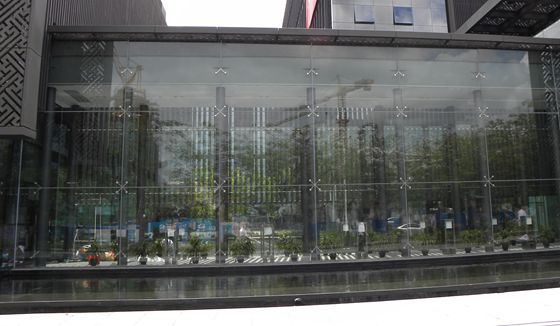 駁接爪玻璃幕墻應用在茶餐廳的外墻