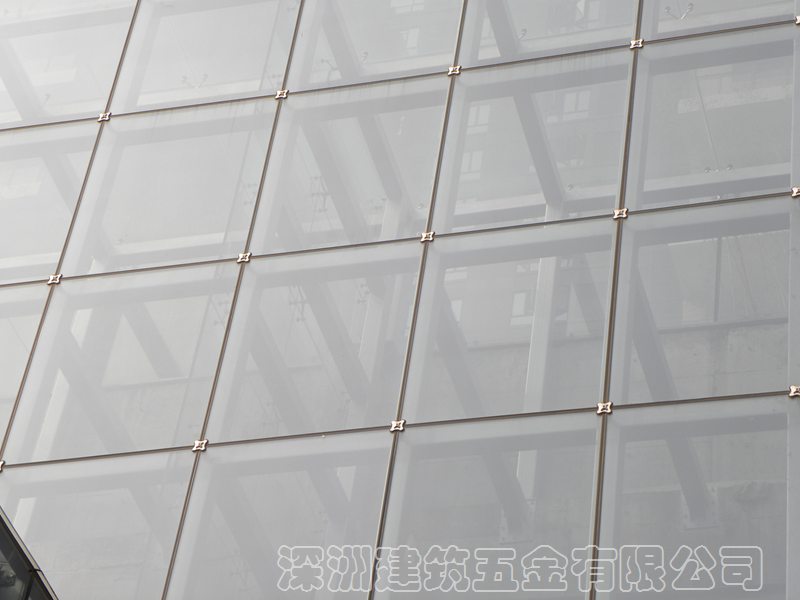 使用免開孔駁接件的玻璃幕墻高層建筑物