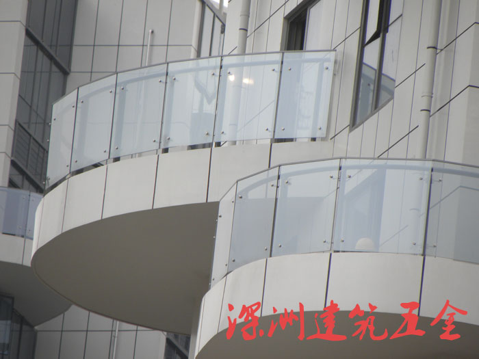 皇庭港灣不銹鋼工程立柱陽臺護(hù)欄安裝效果圖